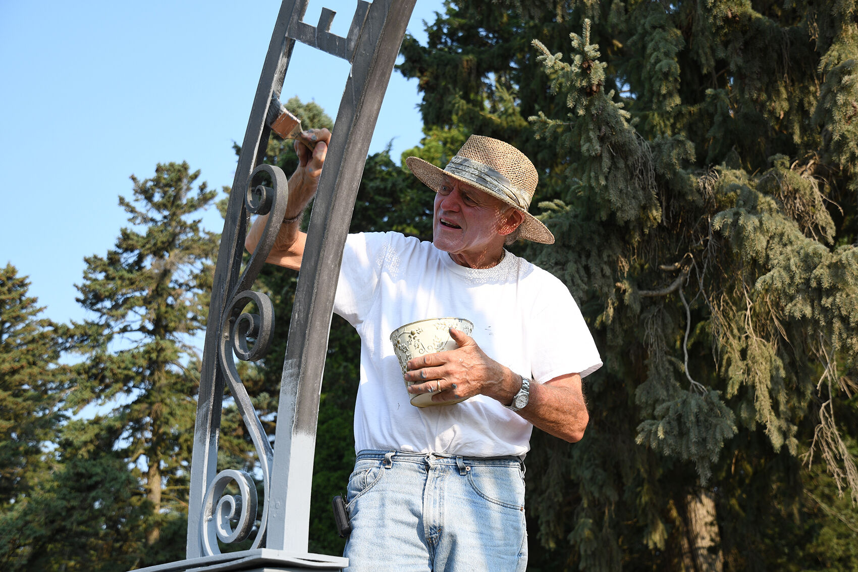Allen Jones repainting archway